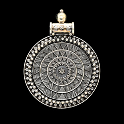 Silber Ketten, Anhänger und Broschen