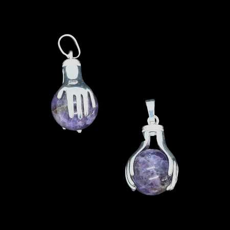Anhänger mit Händen die eine Amethyst Steinkugel halten