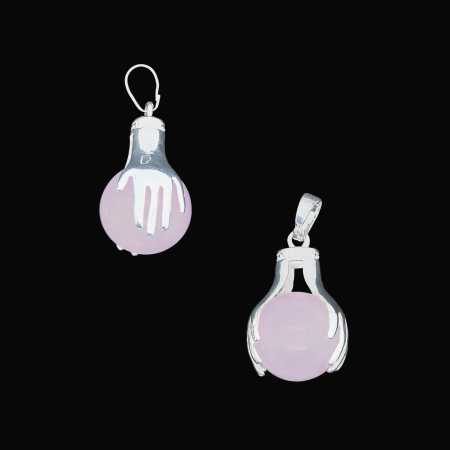 Anhänger mit Händen die eine Onyx Steinkugel halten