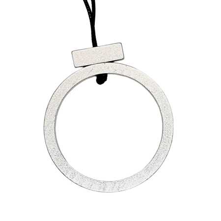 Silbertonfarbiger Ring an Schnur