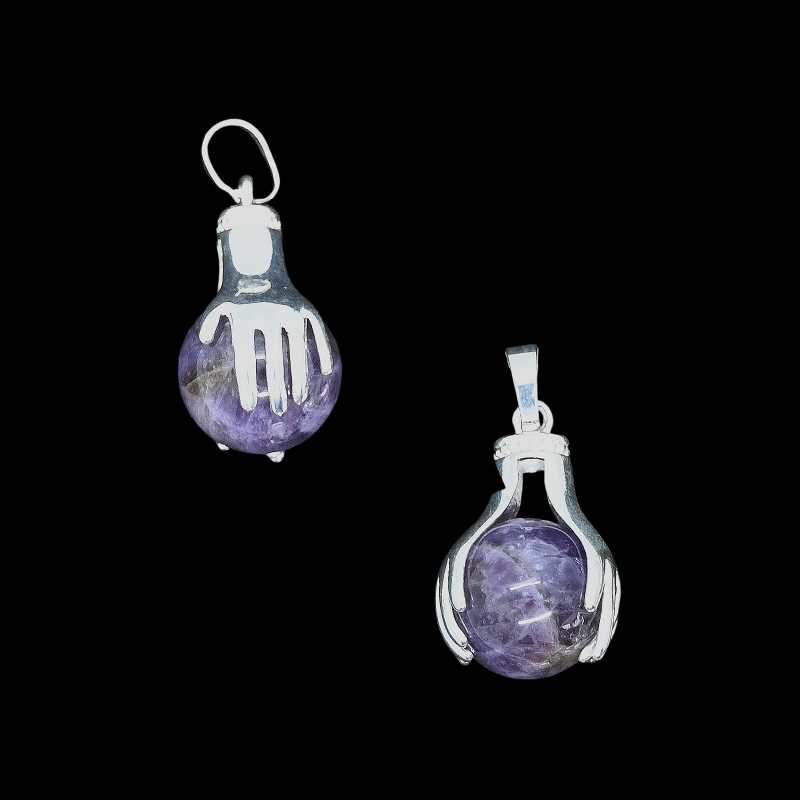 Anhänger mit Händen die eine Amethyst Steinkugel halten