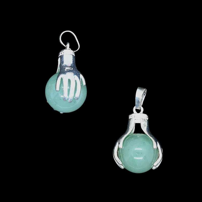 Anhänger mit Händen die eine Aventurin Steinkugel halten