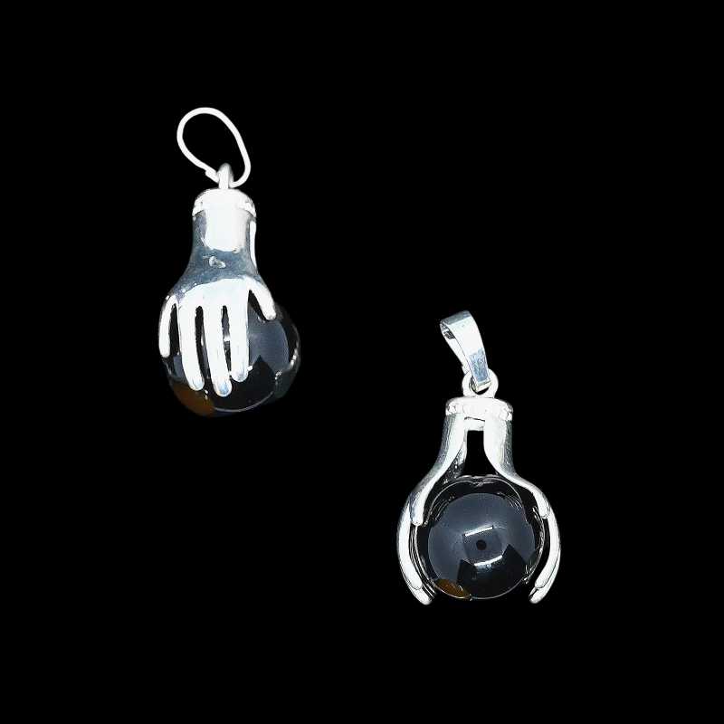 Anhänger mit Händen die eine Onyx Steinkugel halten