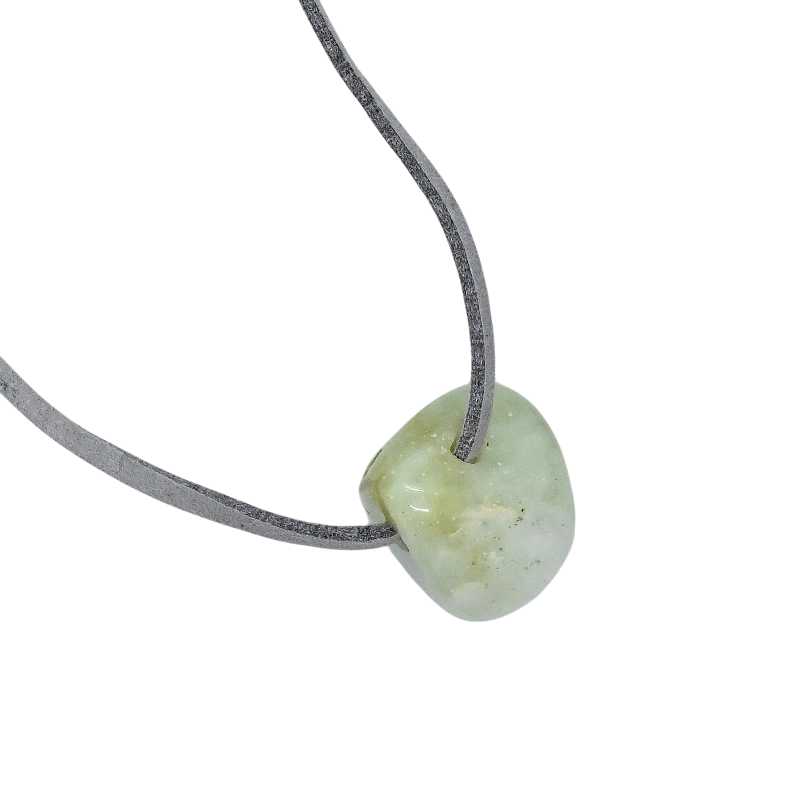 Prehnit Dreieck mit Lederband