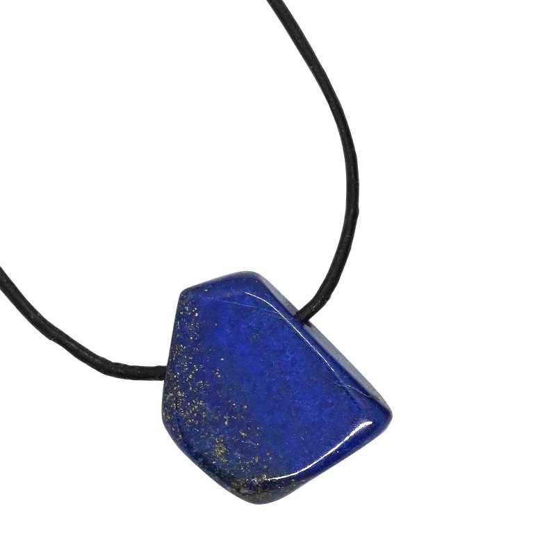 Rekonstruierte Korallen Anhänger in Schiffform am Stoffband