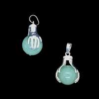 Anhänger mit Händen die eine Aventurin Steinkugel halten