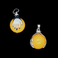 Anhänger mit Händen die eine Amethyst Steinkugel halten