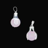 Anhänger mit Händen die eine Onyx Steinkugel halten