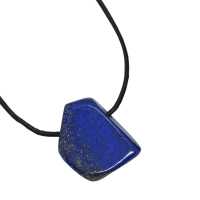 Rekonstruierte Korallen Anhänger in Schiffform am Stoffband