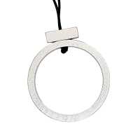 Silbertonfarbiger Ring an Schnur